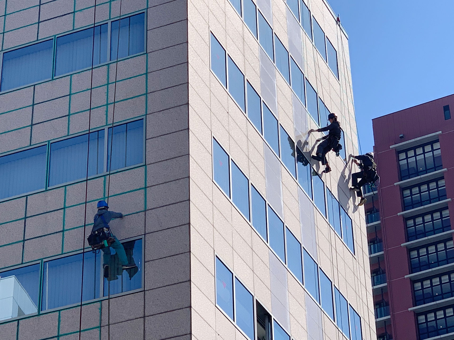 高層ビルやマンションのメンテナンス・ビル清掃・外壁補修工事ならESTECへお任せください